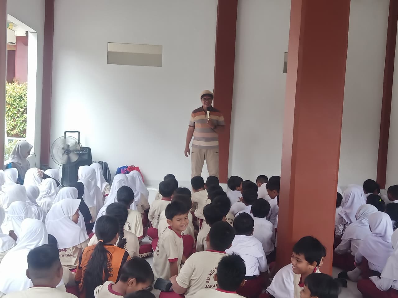 Wisata LiterAsyik Ke SDN Cipayung 04